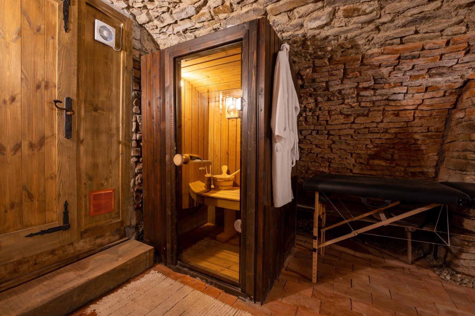 The Throne - M Museum Hotel Sighişoara Exteriör bild